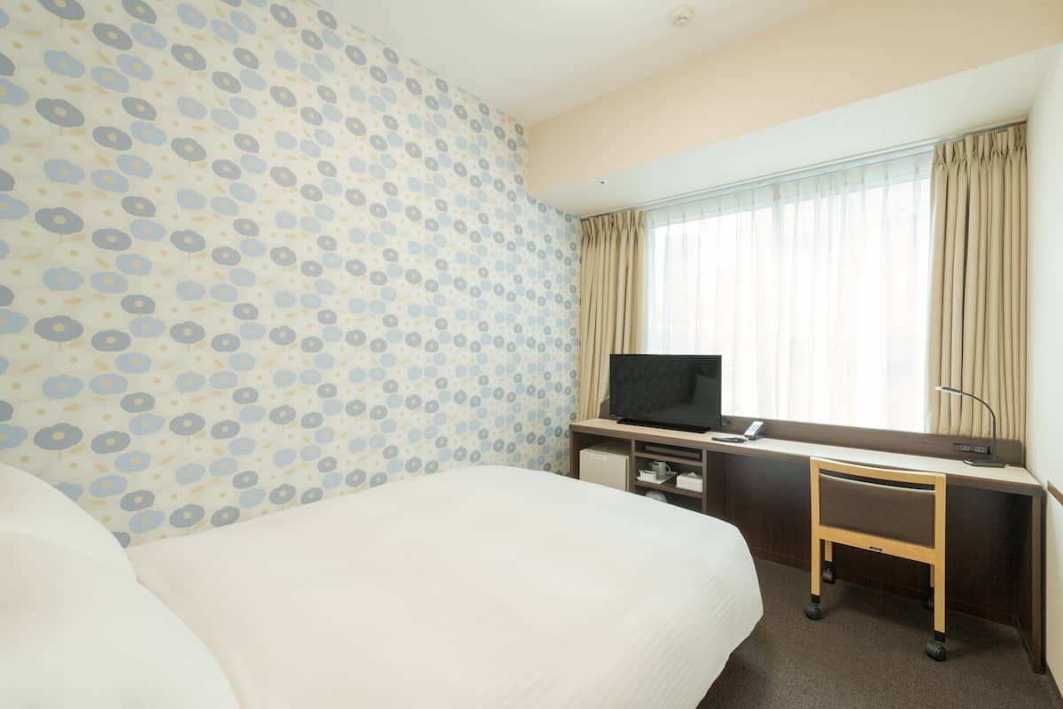 Economy Double Room | Peti besi dalam bilik, meja, ruang kerja komputer riba, kalis bunyi