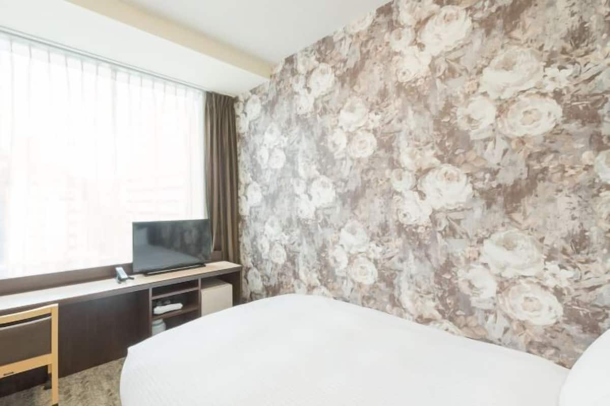 In-room safe, desk, laptop workspace, soundproofing