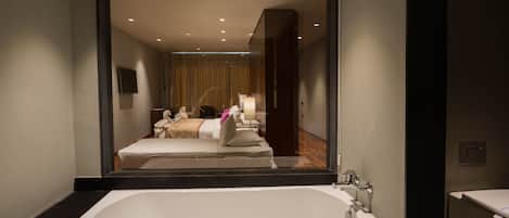 Chambre triple supérieure, Plusieurs lits, baignoire, vue sur la montagne | Baignoire profonde