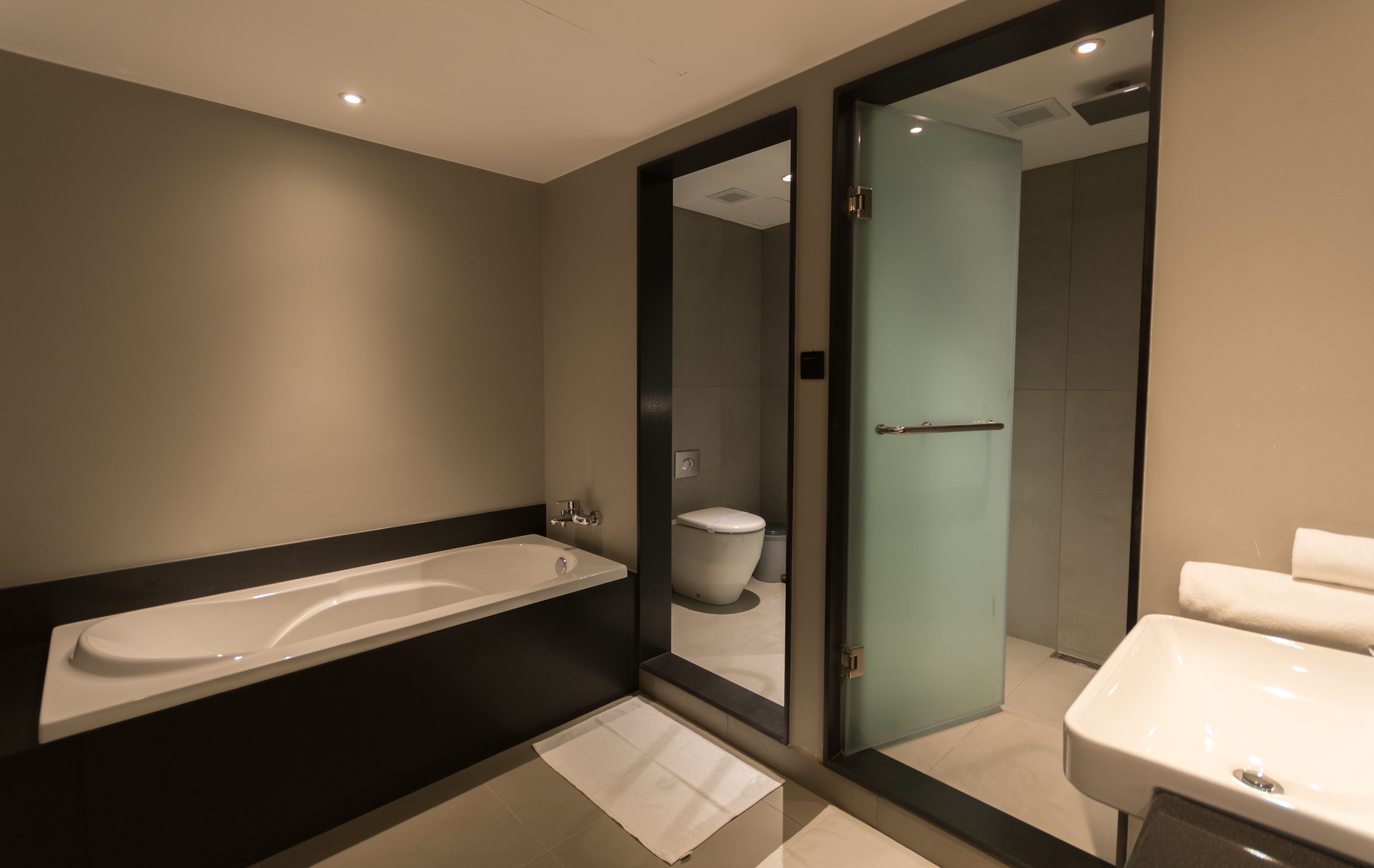 Superior Triple Room, Multiple Beds, Bathtub, Mountain View | Bathroom | Free toiletries, hair dryer, bidet, towels