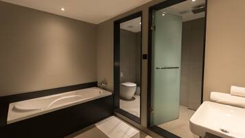 Superior Triple Room, Multiple Beds, Bathtub, Mountain View | Bathroom | Free toiletries, hair dryer, bidet, towels