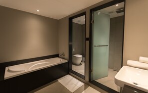 Superior Triple Room, Multiple Beds, Bathtub, Mountain View | Bathroom | Free toiletries, hair dryer, bidet, towels - The Swiss Residence (Kandy)