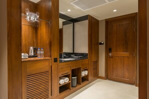 Deluxe Double Room, Non Smoking, Mountain View | Bathroom | Free toiletries, hair dryer, bidet, towels - The Swiss Residence (Kandy)