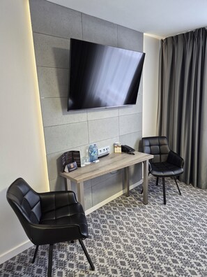 Standard Twin Room | Premium bedding, desk, laptop workspace, free WiFi - Gordon Hotel (Warsaw)