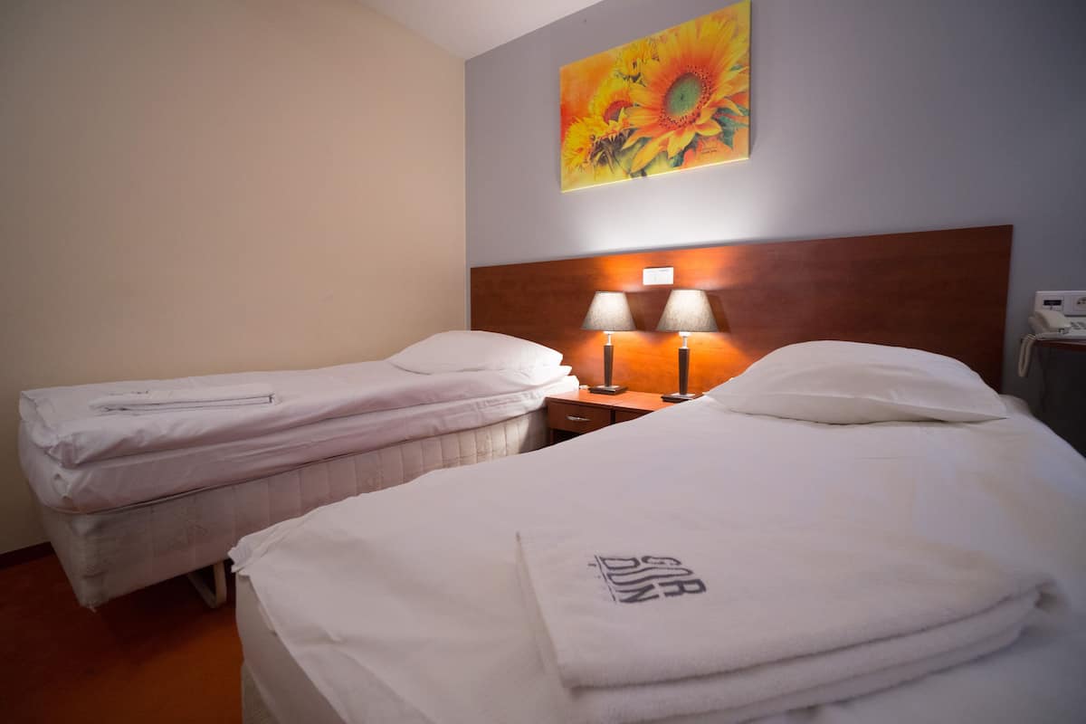 Ropa de cama de alta calidad y escritorio