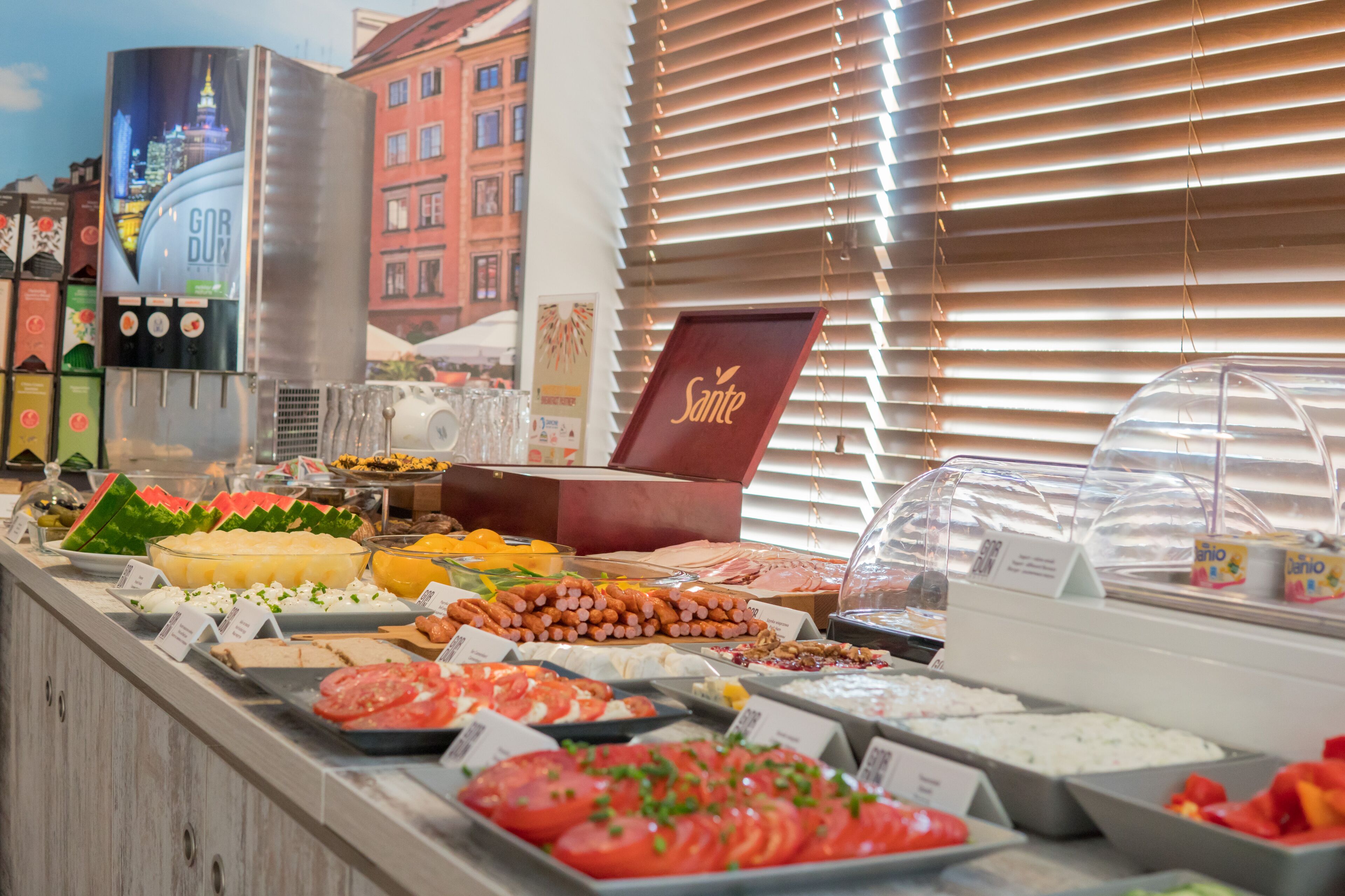 daily buffet breakfast (pln 40 per person)