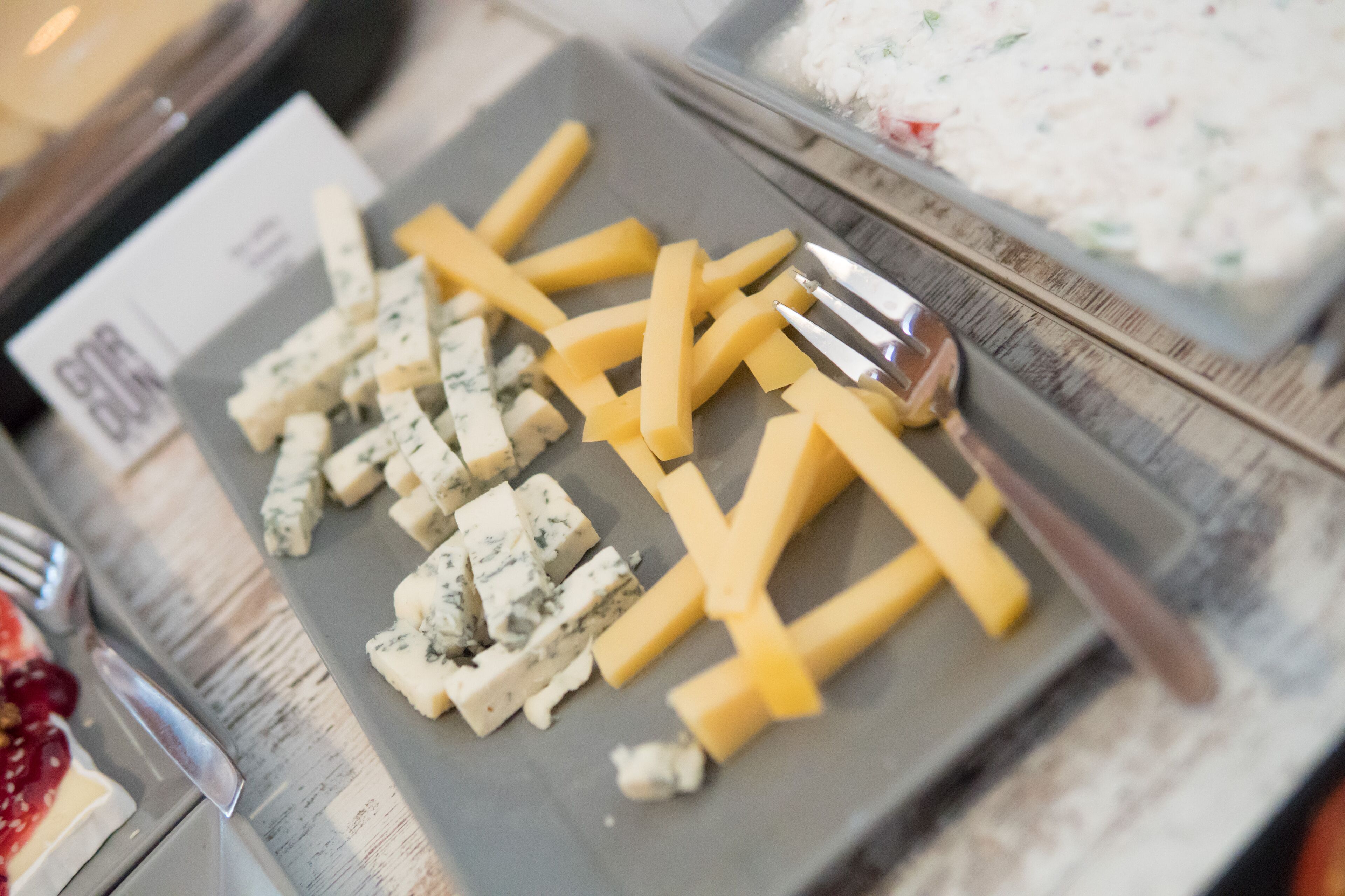 daily buffet breakfast (pln 40 per person)