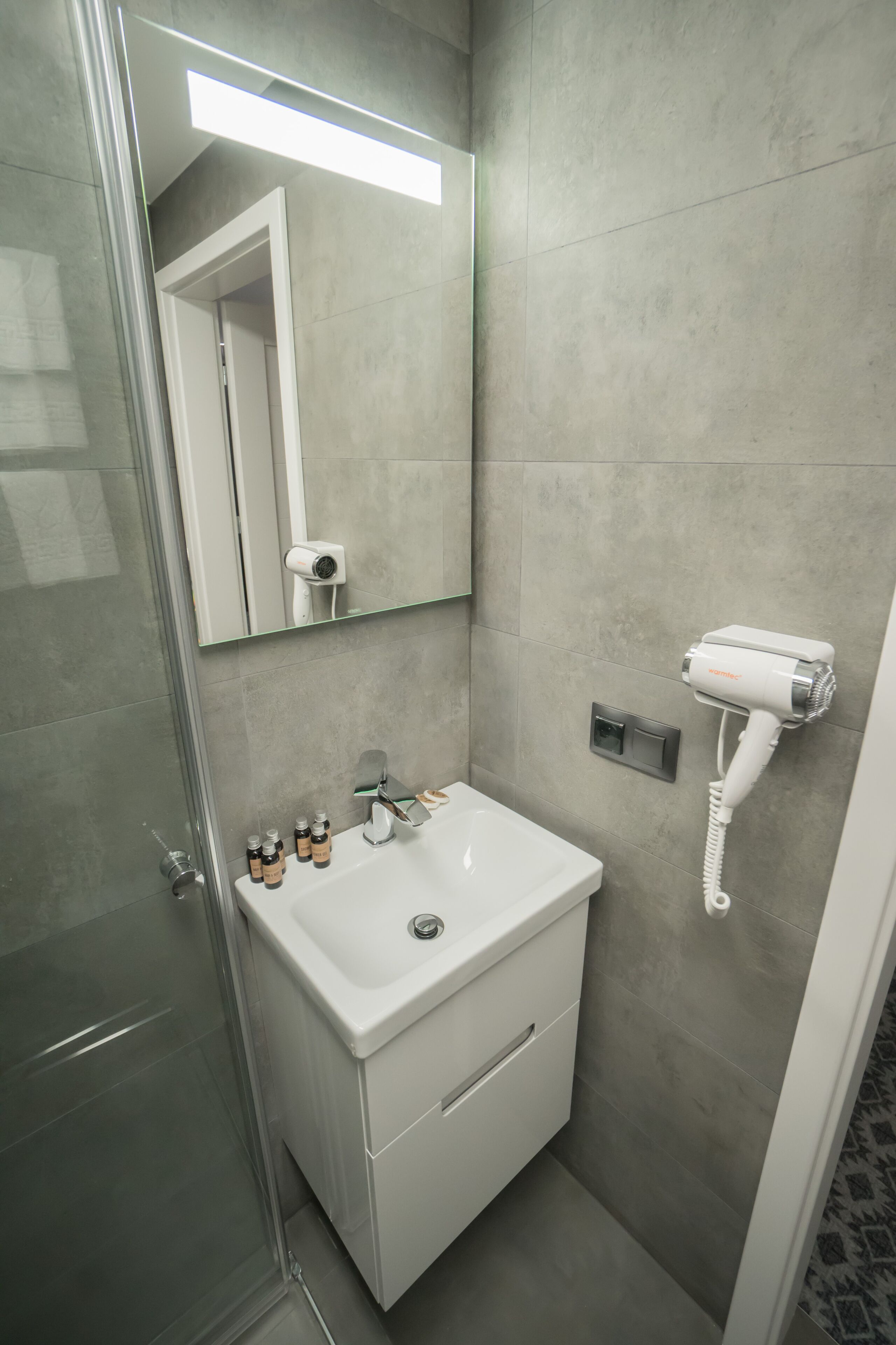 executive triple room | bathroom | shower, rainfall showerhead, hair dryer, towels