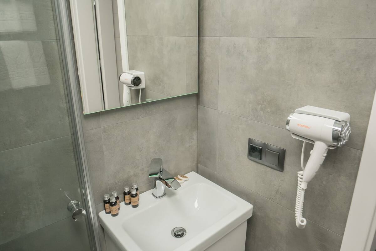 executive triple room | bathroom | shower, rainfall showerhead, hair dryer, towels