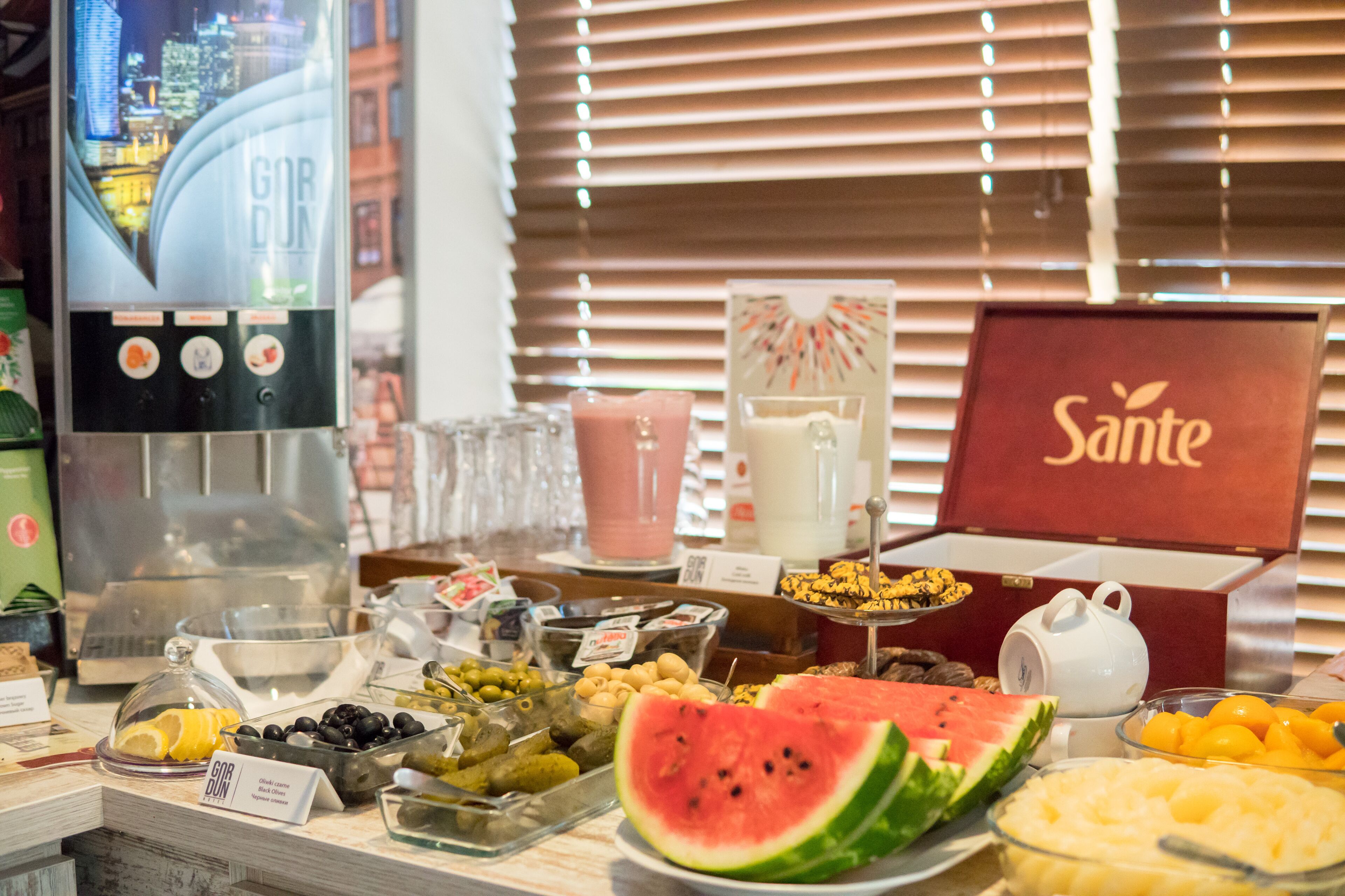 daily buffet breakfast (pln 40 per person)
