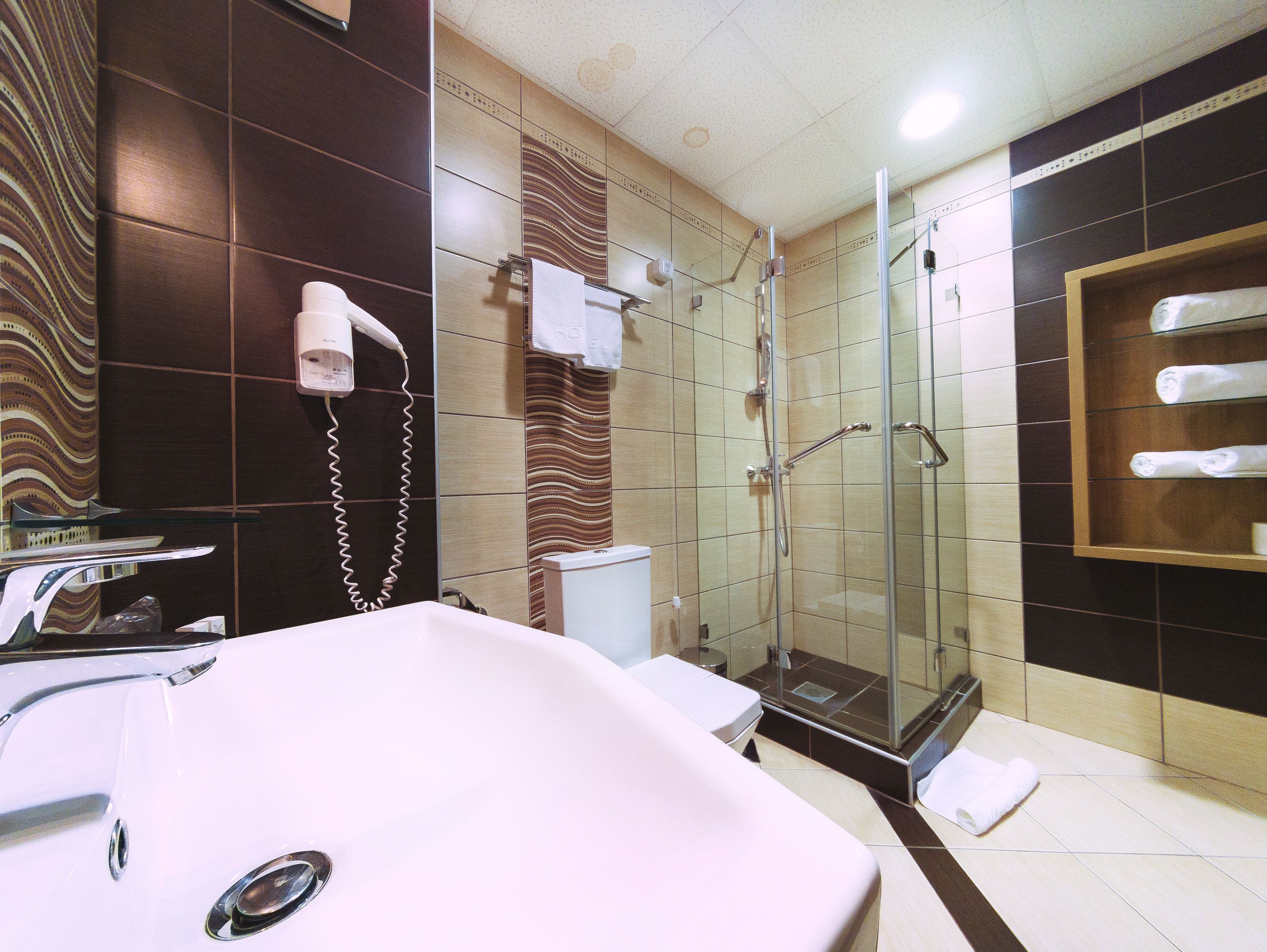 classic twin room, 1 bedroom, smoking, park view | bathroom | shower, designer toiletries, hair dryer, bathrobes