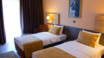 Klassieke Twin kamer, 1 slaapkamer, roken, uitzicht op park | Een minibar, een kluis op de kamer, een bureau