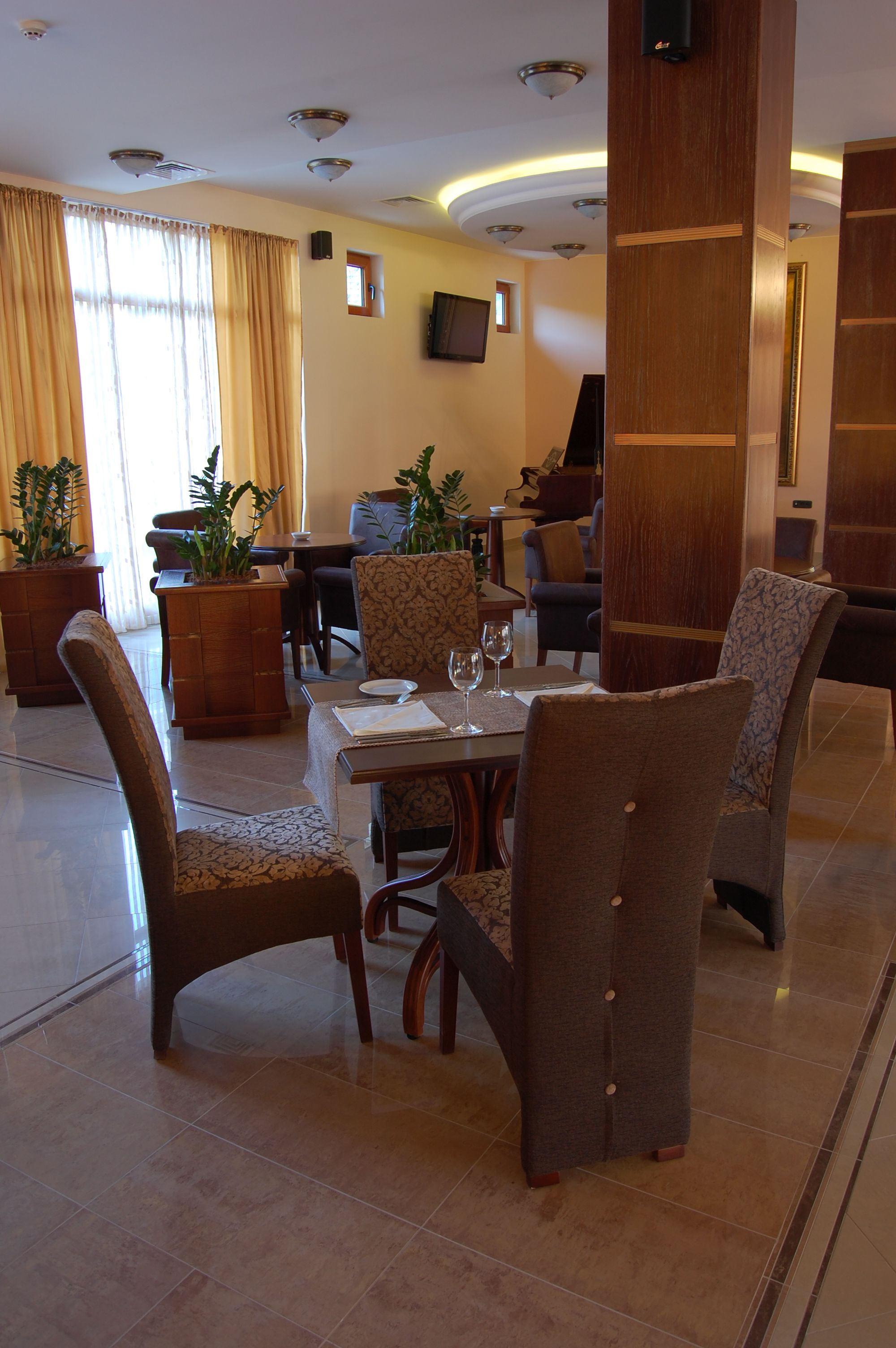 breakfast and dinner served, international cuisine