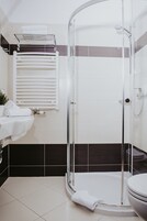 Ducha, artículos de tocador gratuitos, secador de pelo, toallas