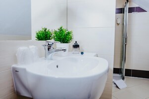 Ducha, artículos de higiene personal gratuitos y secador de pelo