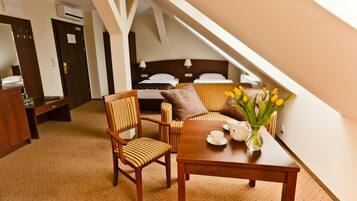 Safe på rommet, skrivebord og skrivebord for bærbar PC