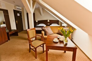 Caja de seguridad en la habitación y escritorio 