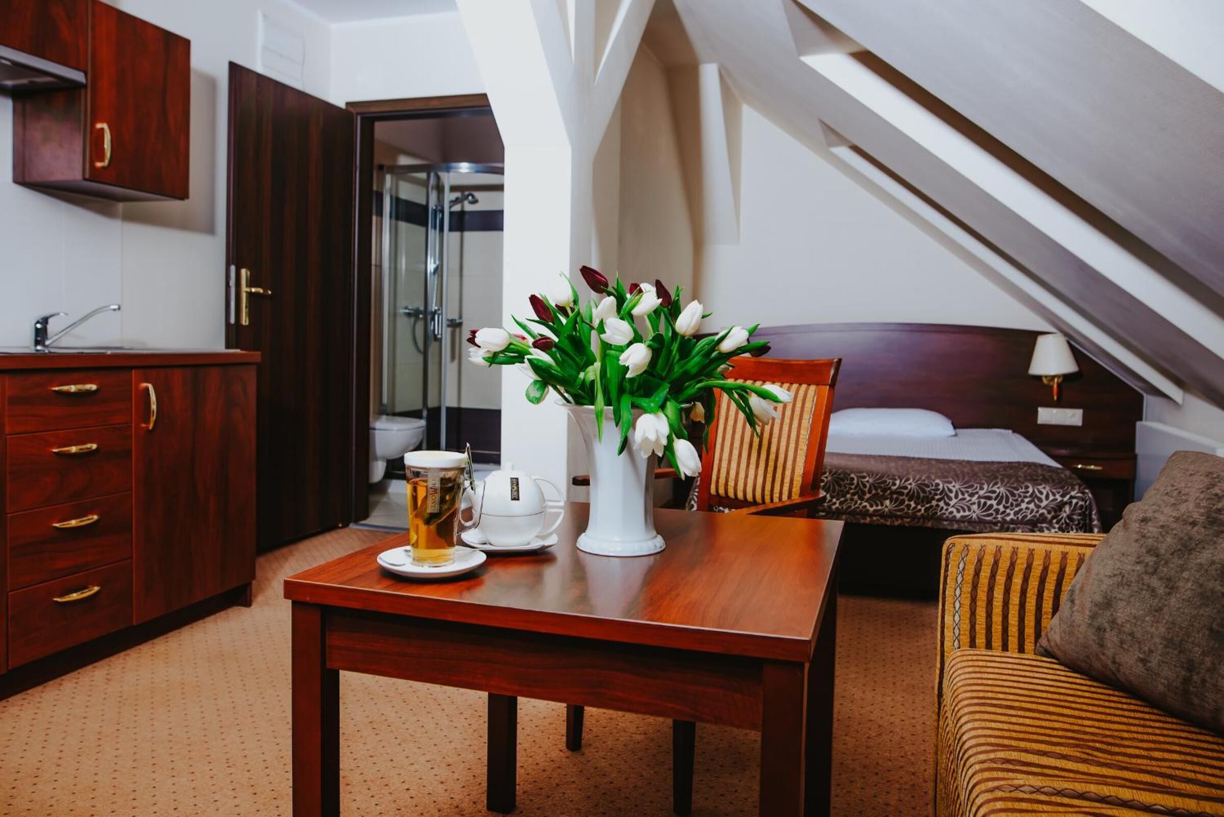 in-room safe, desk, laptop workspace, blackout curtains