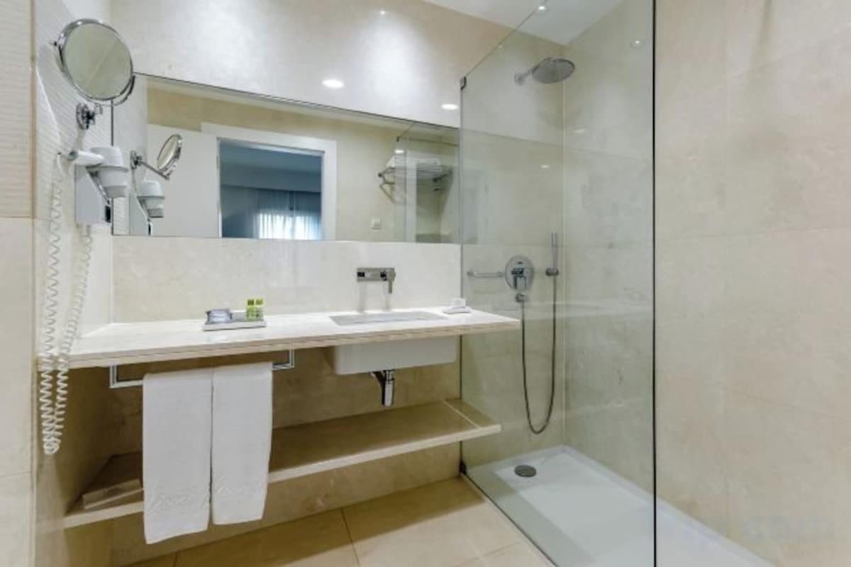 Shower, rainfall showerhead, free toiletries, hair dryer