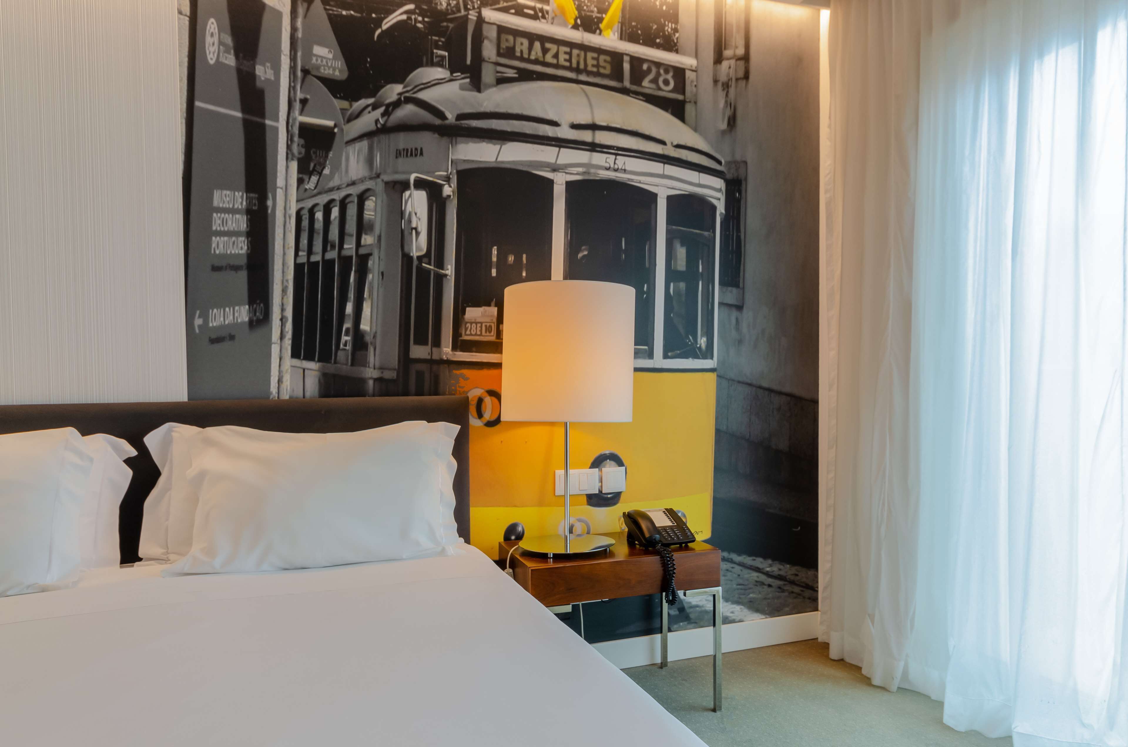 standard double room | minibar, in-room safe, individually decorated, desk