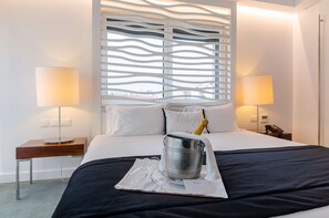 Minibar, caja de seguridad en la habitación y decoración personalizada