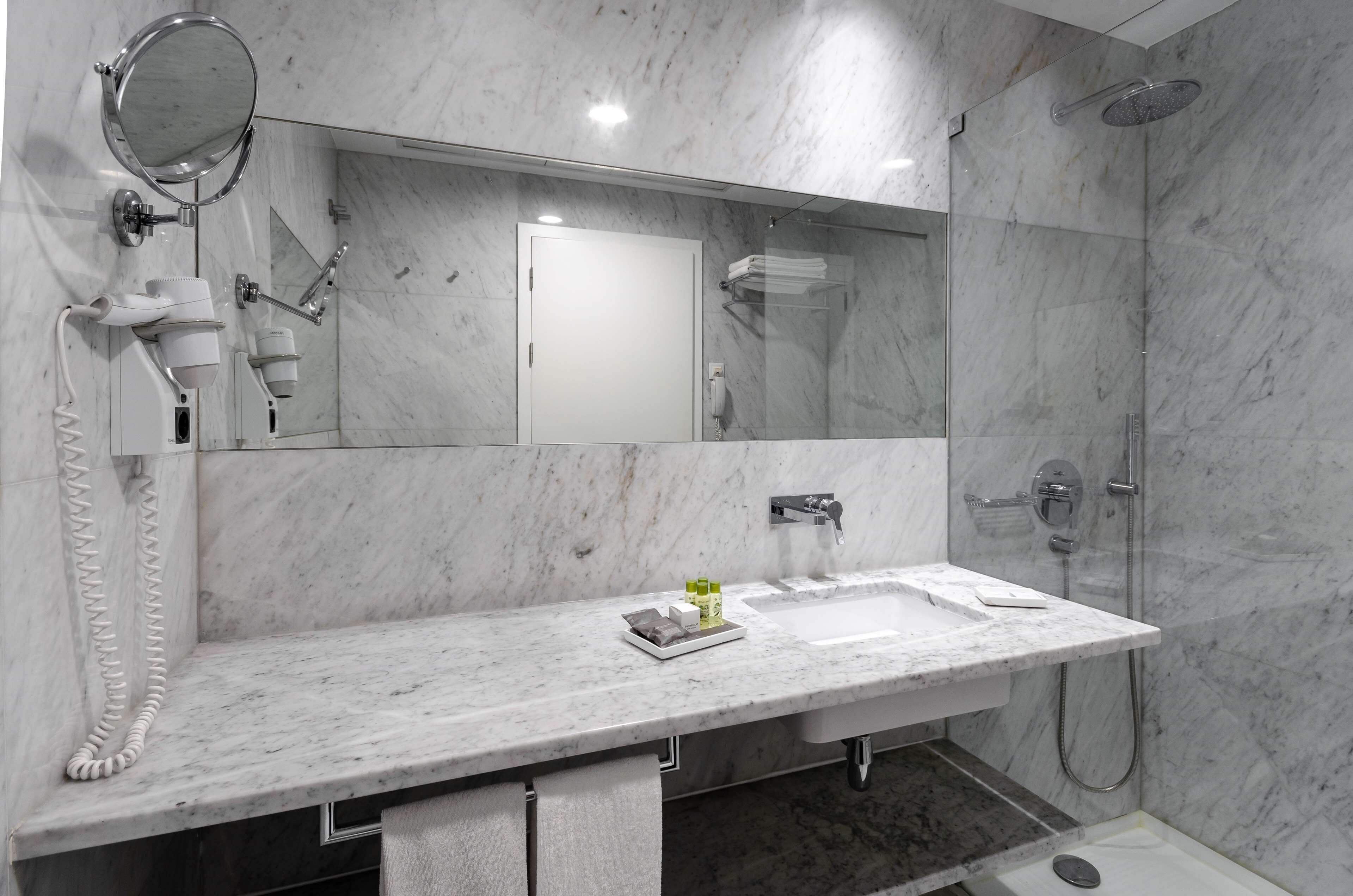 shower, rainfall showerhead, free toiletries, hair dryer