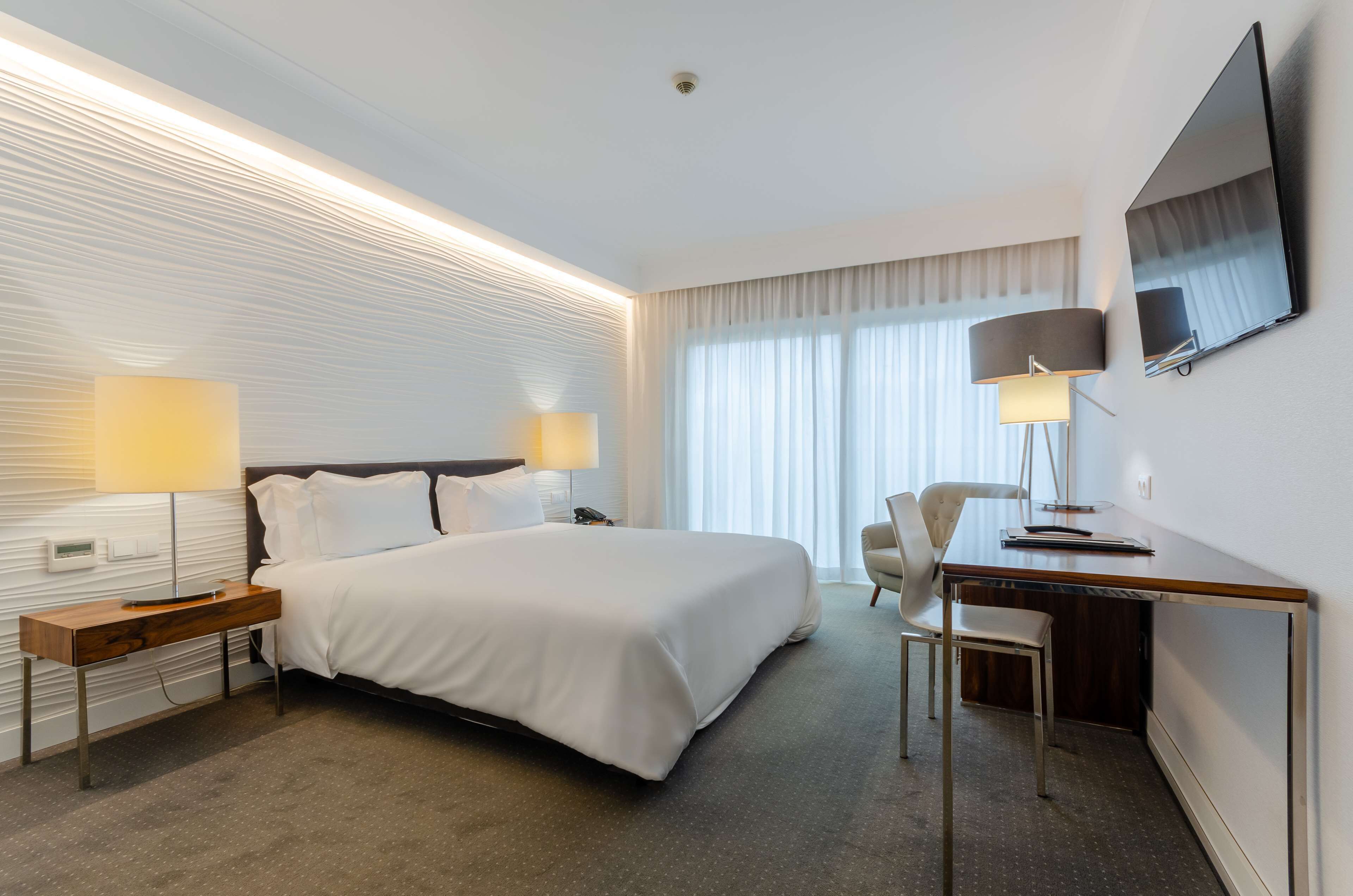 standard double room | minibar, in-room safe, individually decorated, desk