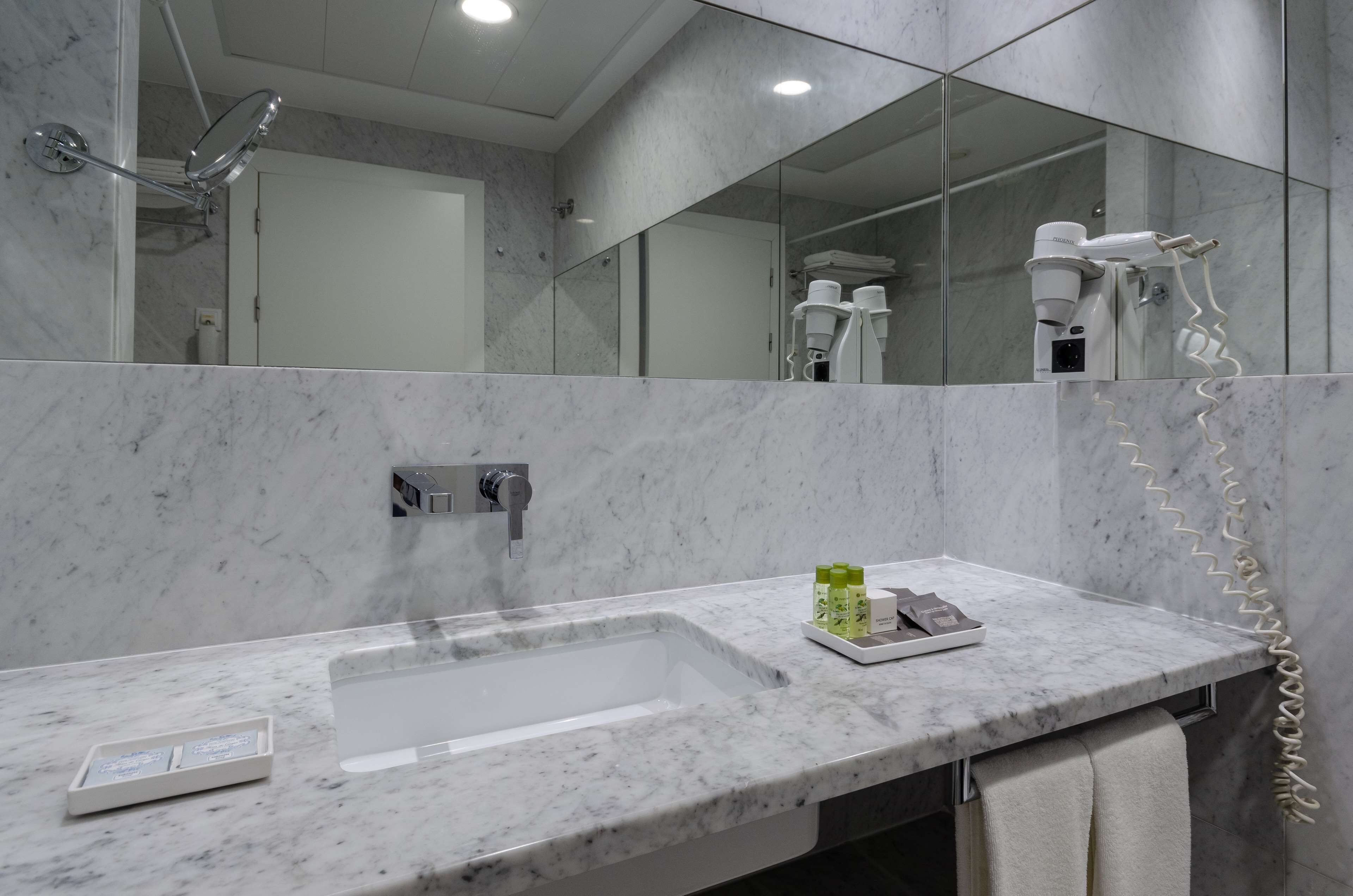 shower, rainfall showerhead, free toiletries, hair dryer