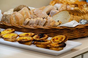 Café da manhã com buffet todos os dias mediante uma taxa