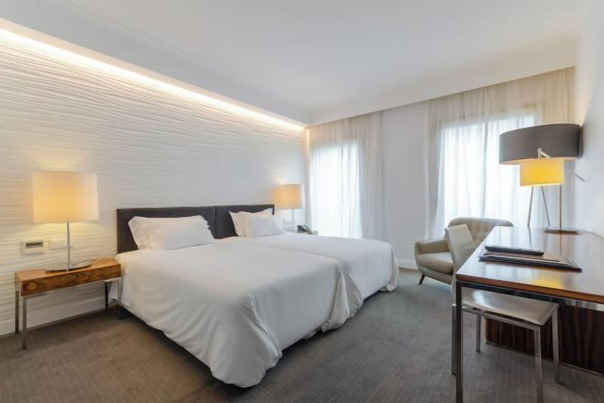 Minibar, coffres-forts dans les chambres, bureau