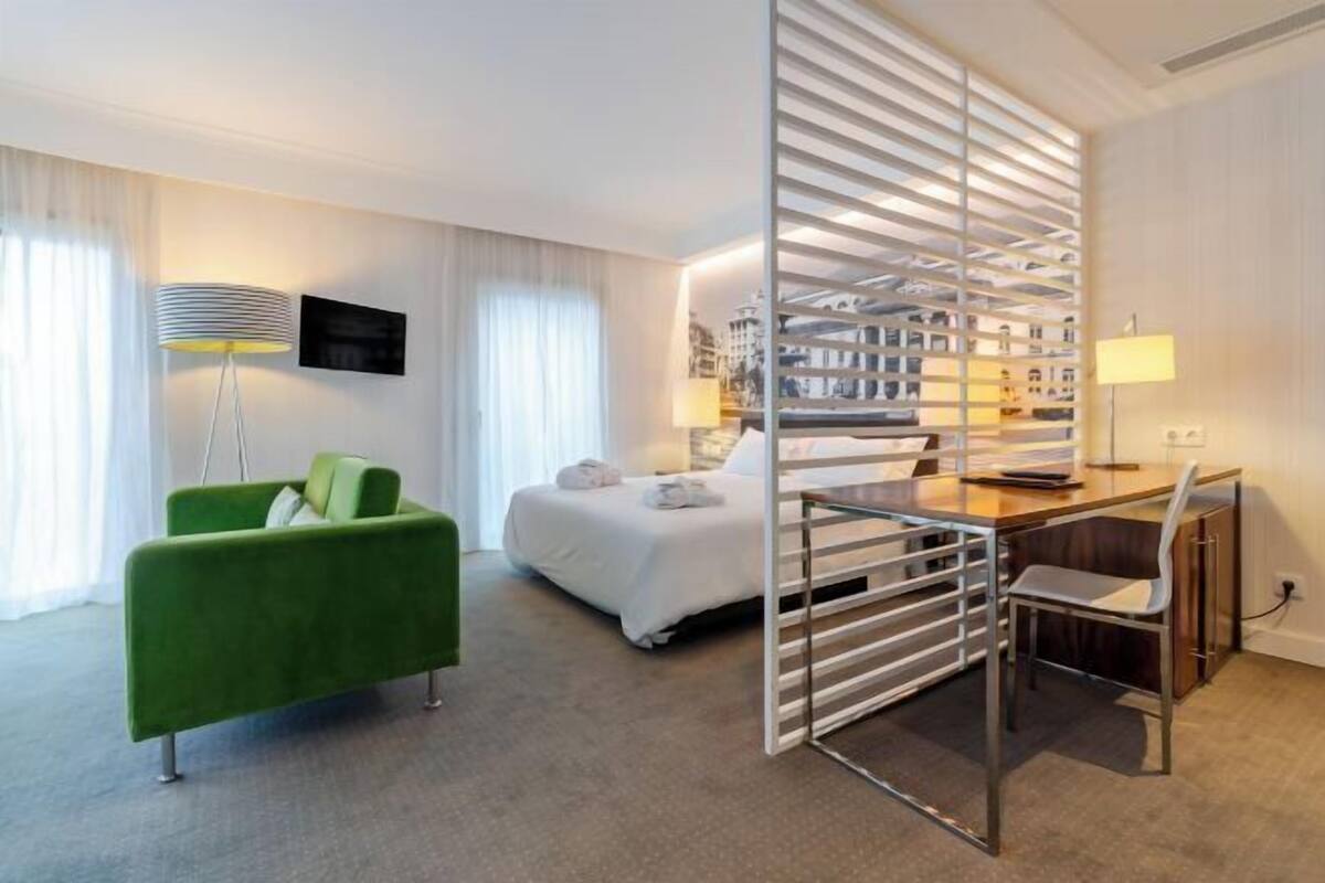 Minibar, coffres-forts dans les chambres, bureau