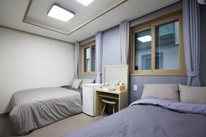 Escritorio, wifi gratis y ropa de cama 