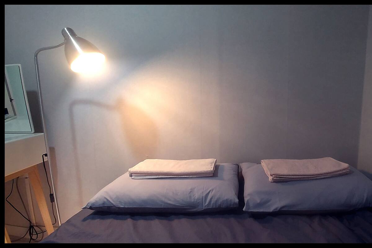 Escritorio, wifi gratis y ropa de cama