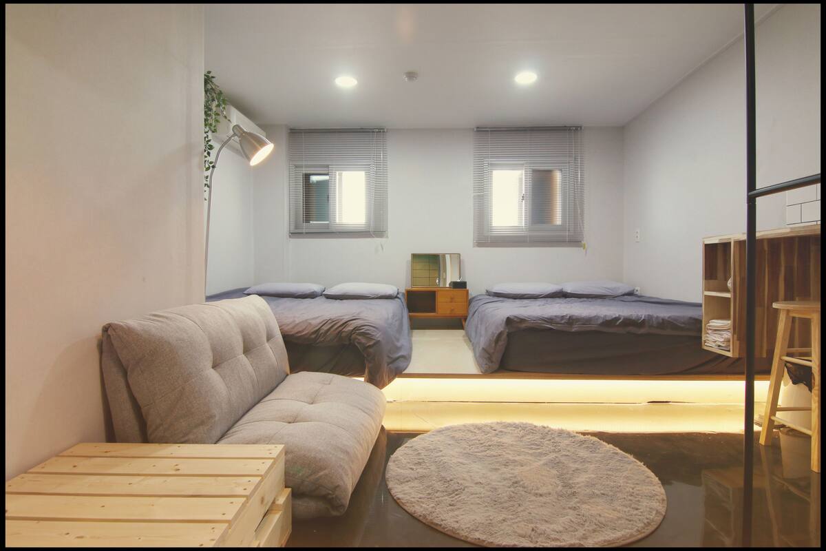 Escritorio, wifi gratis y ropa de cama