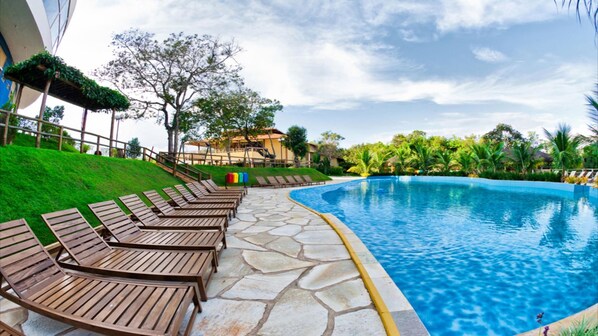 7 outdoor pools, sun loungers