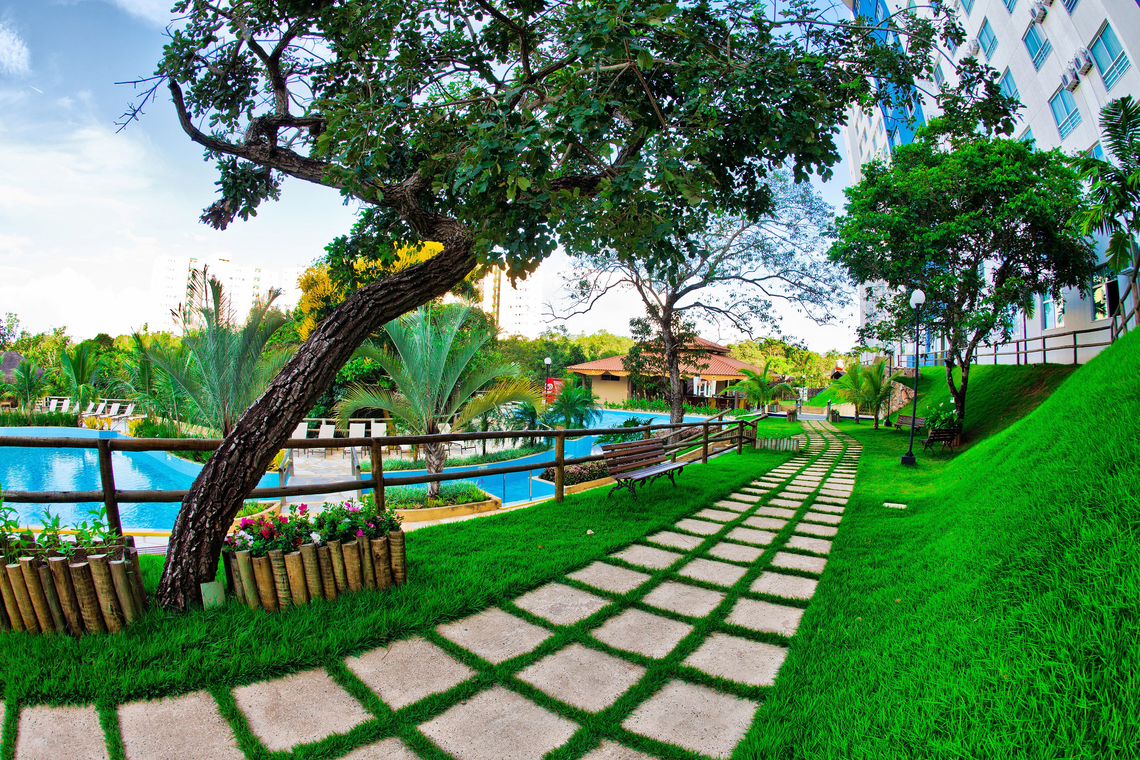 7 utendørsbassenger og solsenger