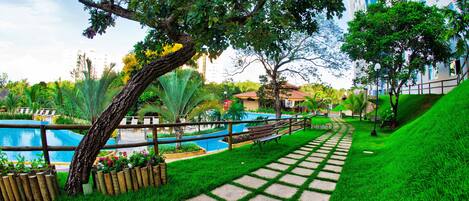 7 utendørsbassenger og solsenger