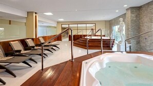 A spa area with a hot tub, wooden flooring, and a staircase. - Ecologic Ville Resort & Spa (Caldas Novas)