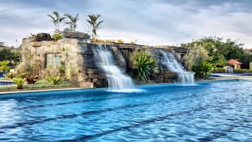 7 piscines extérieures, chaises longues