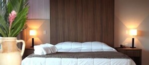 Minibar, caja fuerte, escritorio y cortinas opacas