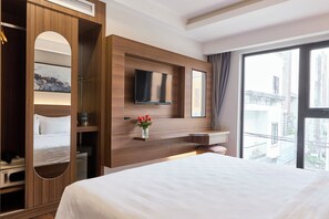 Premier Double Alley View | Minibar, in-room safe, desk, laptop workspace - Central Park Saigon Hotel (Ho Chi Minh City)