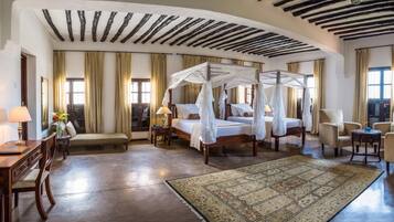 Suite – senior (Sulaima) | Sengetøy av topp kvalitet, minibar og safe på rommet