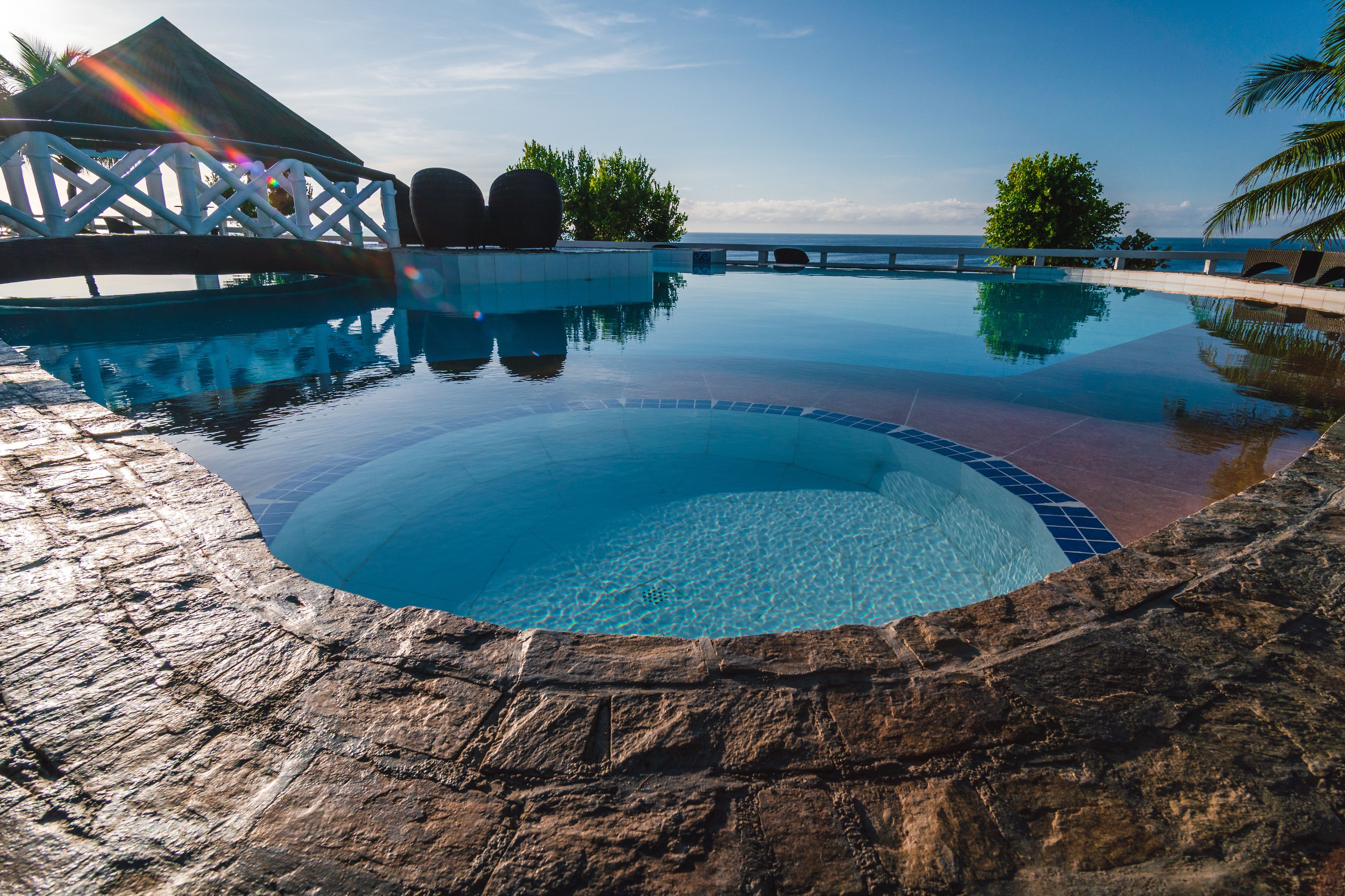 Piscine extérieure, chaises longues