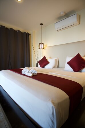 Suite, Ocean View | Bar mini, peti besi dalam bilik, meja, kalis bunyi 