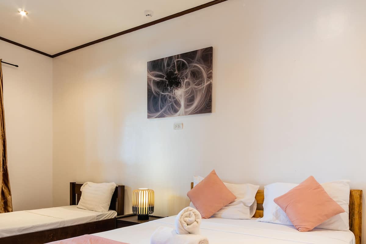 Phòng, quang cảnh biển (Aircon Room) | Minibar, két bảo mật tại phòng, bàn, phòng cách âm