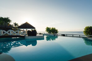 Outdoor pool, open 8 AM to 10 PM, sun loungers - Cliffside Resort Panglao (Panglao)