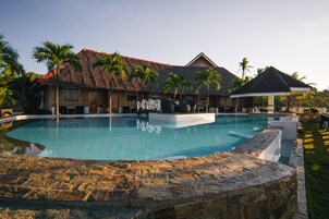 Outdoor pool, open 8 AM to 10 PM, pool loungers