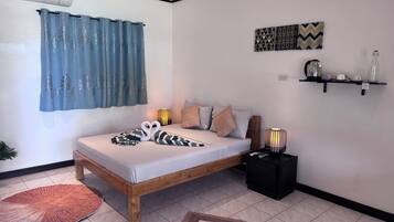 Kamer, uitzicht op oceaan (Aircon Room) | Een minibar, een kluis op de kamer, een bureau, geluiddichte muren