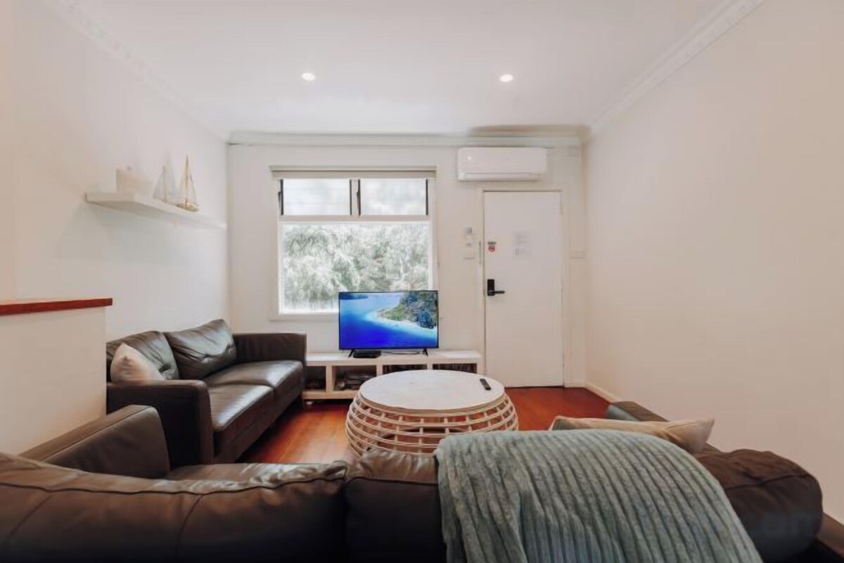 Living area | Flat-screen TV, DVD player