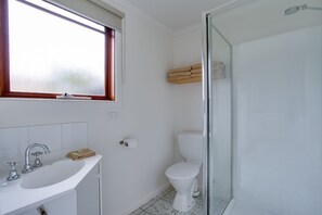 Shower, free toiletries, hair dryer, towels - Beach Holiday Apartments  (Rye)